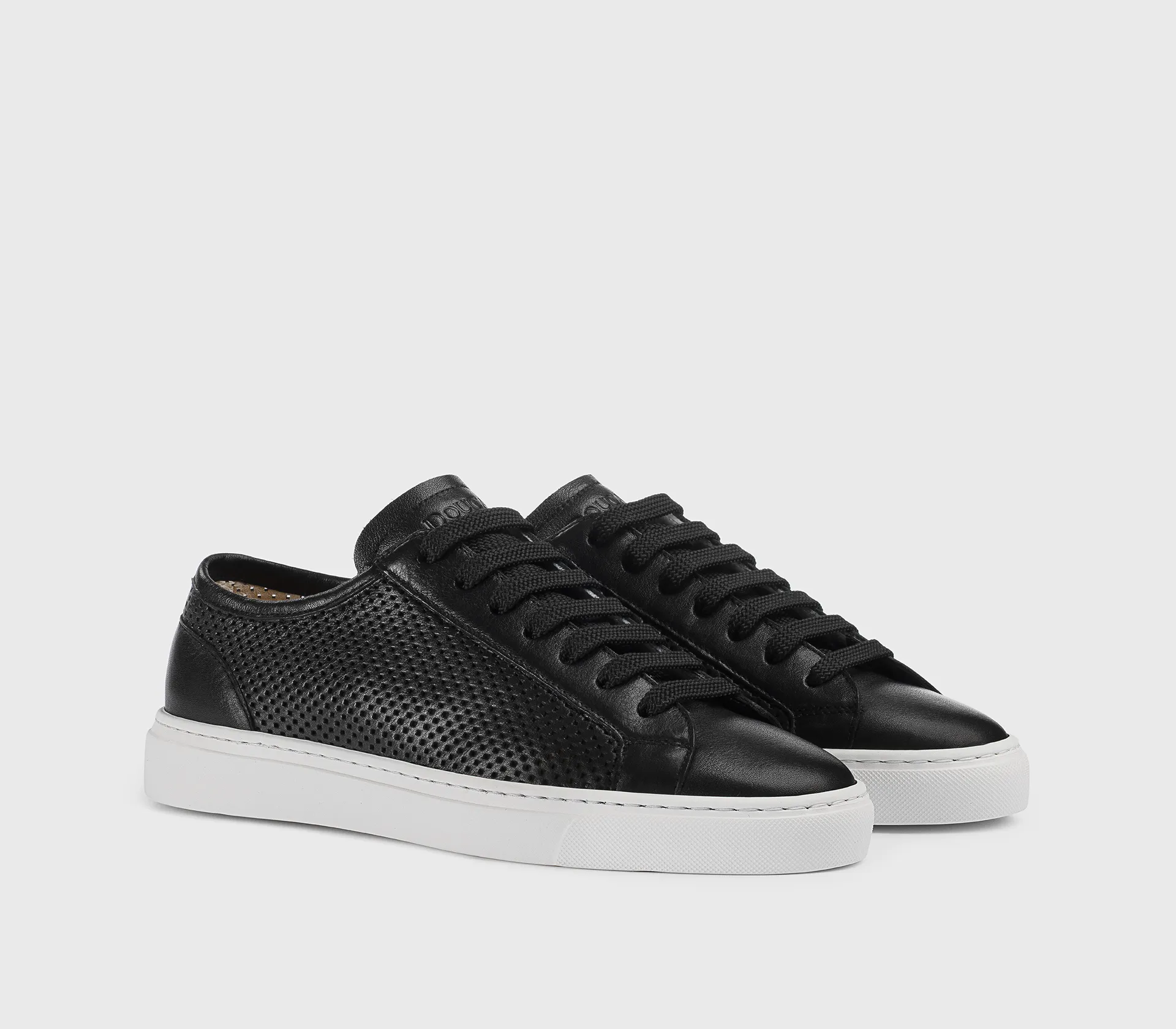 Sneaker in perforated black leather